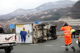 Kraljevica: Olujna bura prevrnula dostavni kamion