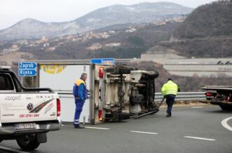 Kraljevica: Olujna bura prevrnula dostavni kamion