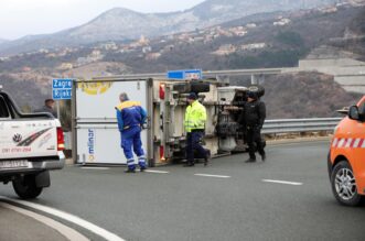 Kraljevica: Olujna bura prevrnula dostavni kamion