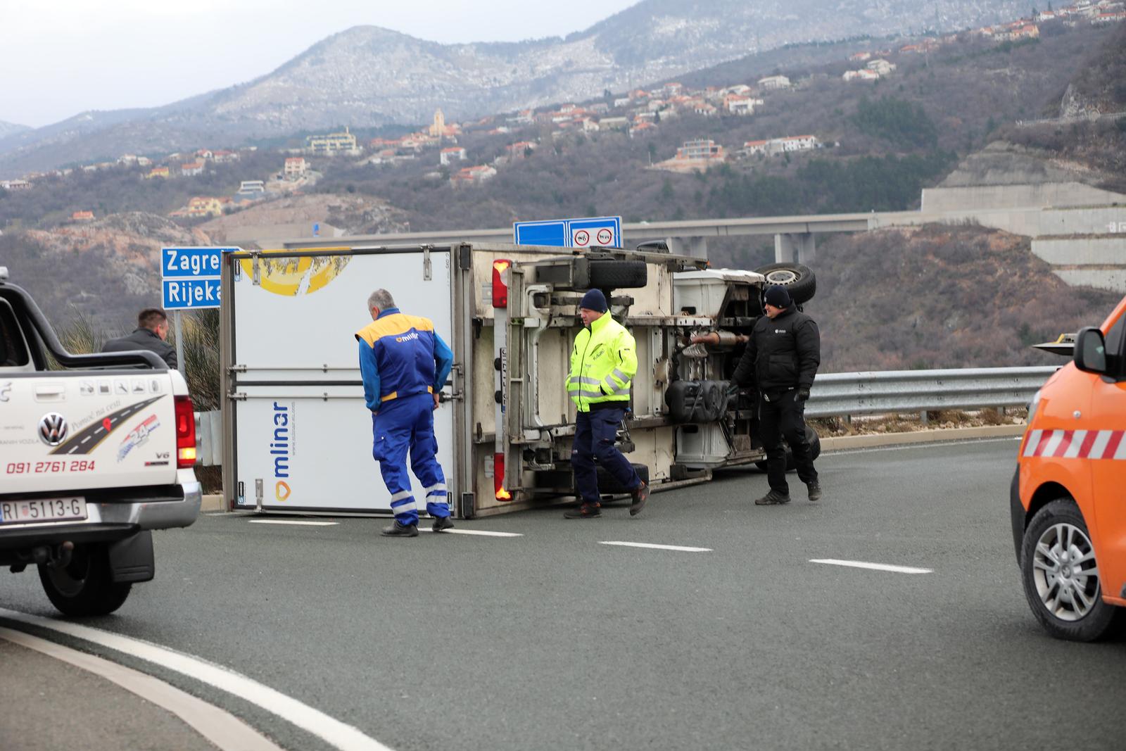 Kraljevica: Olujna bura prevrnula dostavni kamion