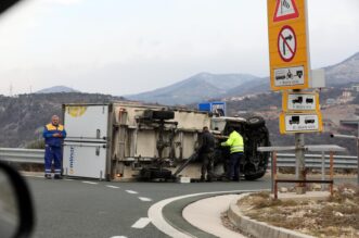 Kraljevica: Olujna bura prevrnula dostavni kamion