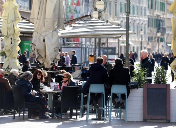 Rijeka: S pojavom sunca popunjene su terase kafića Rijeka: S pojavom sunca popunjene su terase kafića