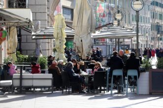 Rijeka: S pojavom sunca popunjene su terase kafića