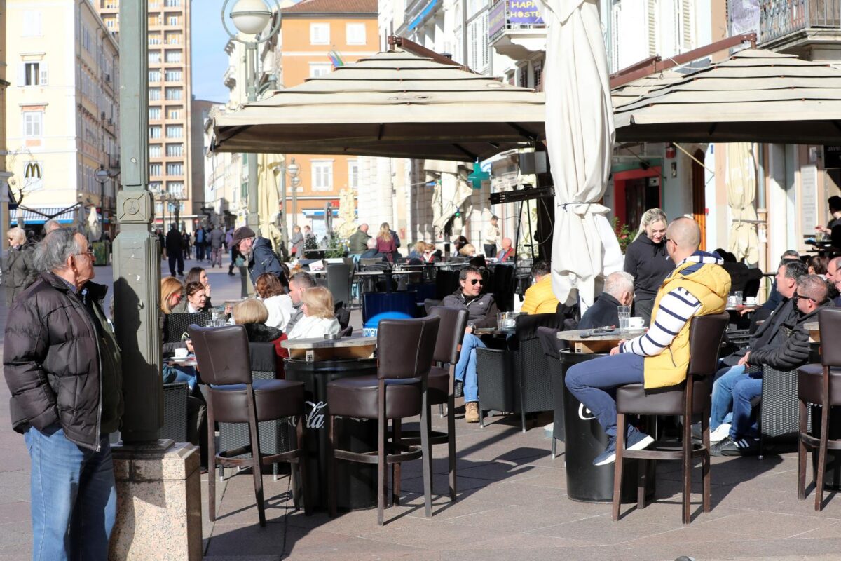 Rijeka: S pojavom sunca popunjene su terase kafića