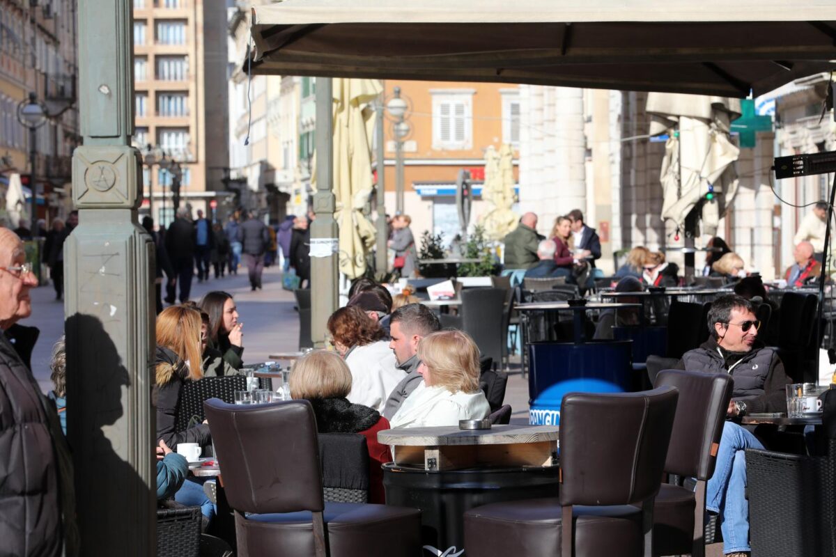 Rijeka: S pojavom sunca popunjene su terase kafića