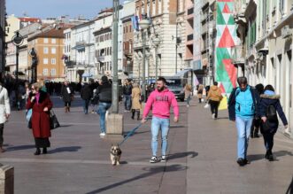 Rijeka: S pojavom sunca popunjene su terase kafića