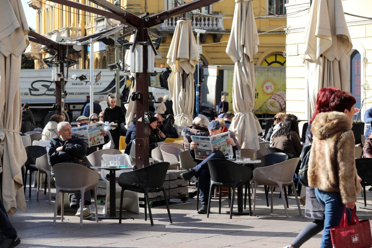Rijeka: S pojavom sunca popunjene su terase kafića