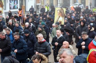 Molitelji od ranih jutarnjih sati kleče na Trgu bana Josipa Jelačića, dočekao ih je kontraprosvjed