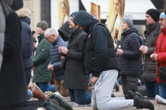 Molitelji od ranih jutarnjih sati kleče na Trgu bana Josipa Jelačića, dočekao ih je kontraprosvjed