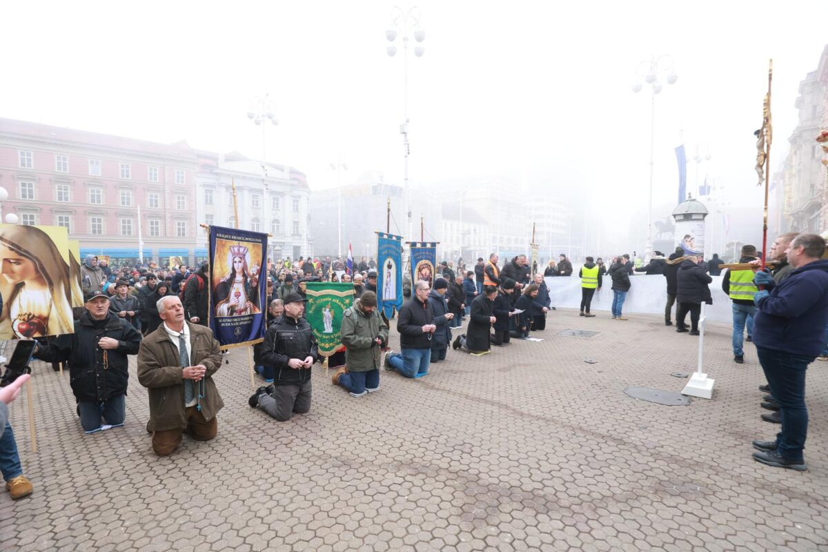 Molitelji od ranih jutarnjih sati kleče na Trgu bana Josipa Jelačića, dočekao ih je kontraprosvjed