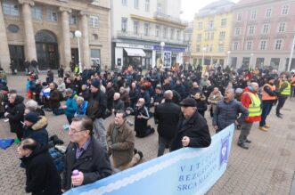 Molitelji od ranih jutarnjih sati kleče na Trgu bana Josipa Jelačića, dočekao ih je kontraprosvjed