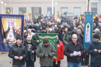 Molitelji od ranih jutarnjih sati kleče na Trgu bana Josipa Jelačića, dočekao ih je kontraprosvjed