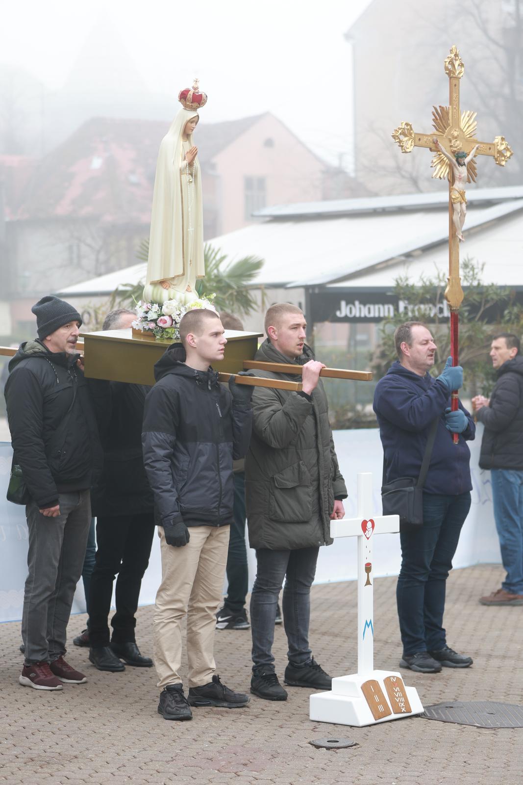 Molitelji od ranih jutarnjih sati kleče na Trgu bana Josipa Jelačića, dočekao ih je kontraprosvjed