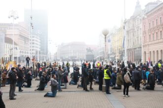 Molitelji od ranih jutarnjih sati kleče na Trgu bana Josipa Jelačića, dočekao ih je kontraprosvjed