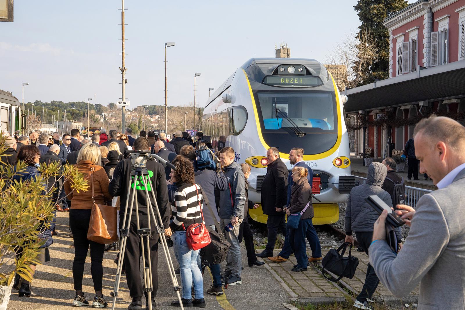 Prva vožnja novoga dizel-električnog motornog vlaka na relaciji Pula – Pazin Prva vožnja novoga dizel-električnog motornog vlaka na relaciji Pula – Pazin