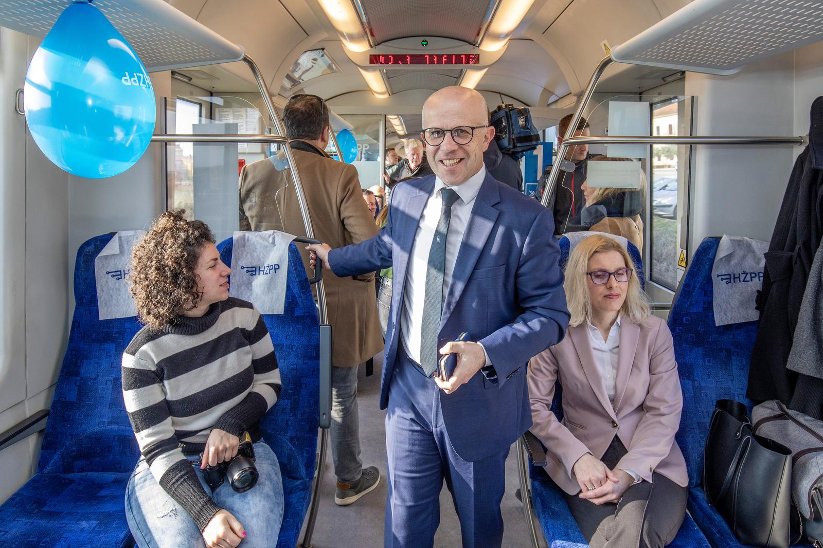 Prva vožnja novoga dizel-električnog motornog vlaka na relaciji Pula – Pazin Prva vožnja novoga dizel-električnog motornog vlaka na relaciji Pula – Pazin