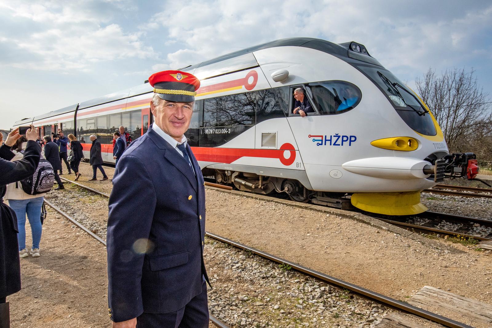 Prva vožnja novoga dizel-električnog motornog vlaka na relaciji Pula – Pazin Prva vožnja novoga dizel-električnog motornog vlaka na relaciji Pula – Pazin