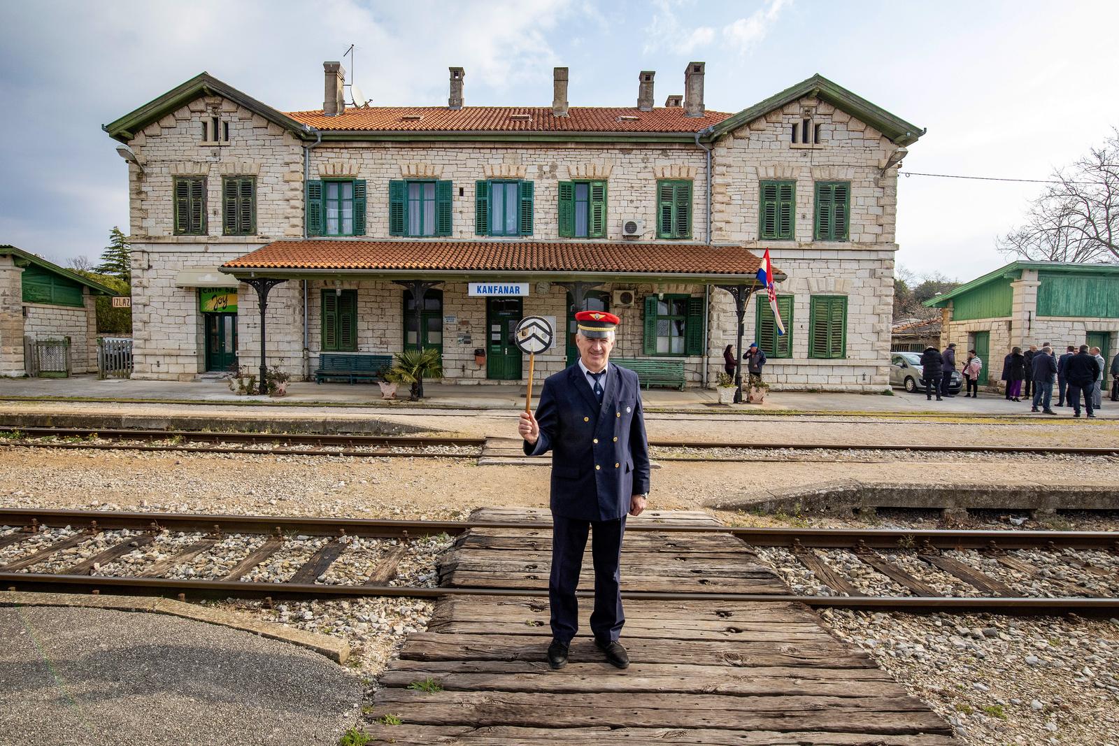 Prva vožnja novoga dizel-električnog motornog vlaka na relaciji Pula – Pazin Prva vožnja novoga dizel-električnog motornog vlaka na relaciji Pula – Pazin