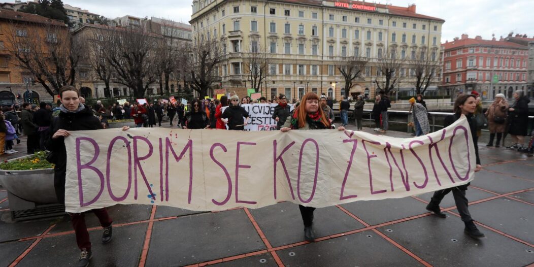 Noćni marš u Rijeci pod geslom Borim se ko žensko Noćni marš u Rijeci pod geslom Borim se ko žensko