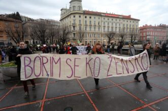 Noćni marš u Rijeci pod geslom Borim se ko žensko