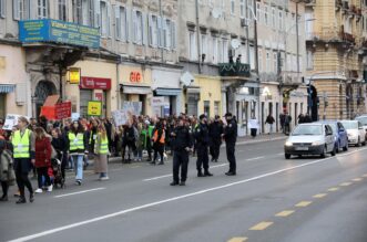 Noćni marš u Rijeci pod geslom Borim se ko žensko