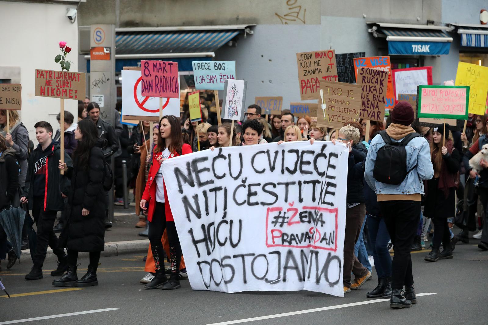 Noćni marš u Rijeci pod geslom Borim se ko žensko