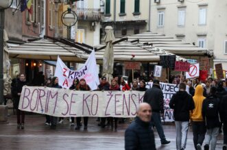 Noćni marš u Rijeci pod geslom Borim se ko žensko