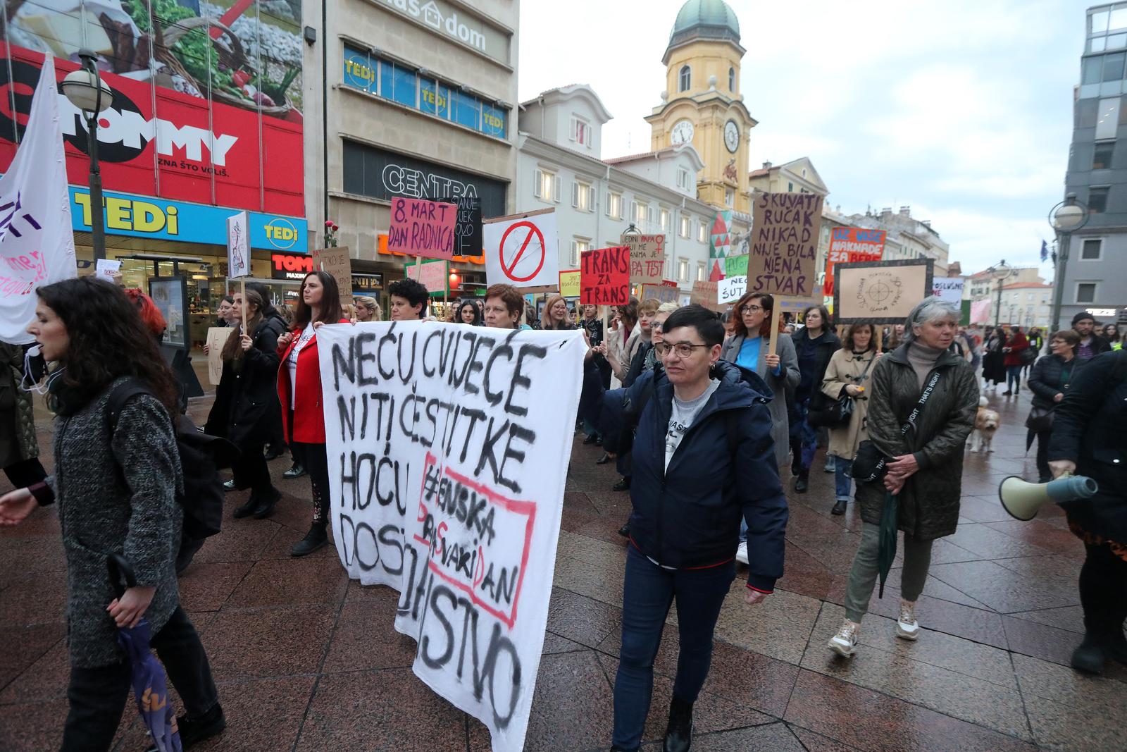 No?ni mar u Rijeci pod geslom Borim se ko ensko