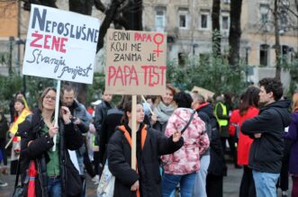 Noćni marš u Rijeci pod geslom Borim se ko žensko