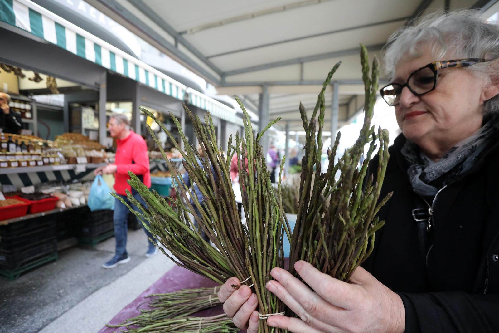Rijeka: Počela je prodaja šparoga na tržnici, cijena ide do 4o eura Rijeka: Počela je prodaja šparoga na tržnici, cijena ide do 4o eura