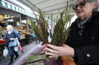 Rijeka: Počela je prodaja šparoga na tržnici, cijena ide do 4o eura