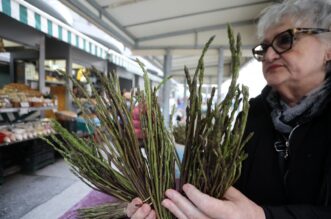 Rijeka: Počela je prodaja šparoga na tržnici, cijena ide do 4o eura