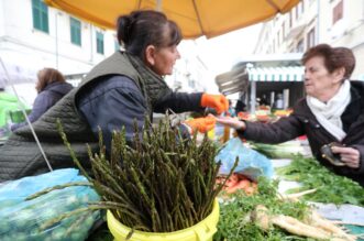 Rijeka: Počela je prodaja šparoga na tržnici, cijena ide do 4o eura