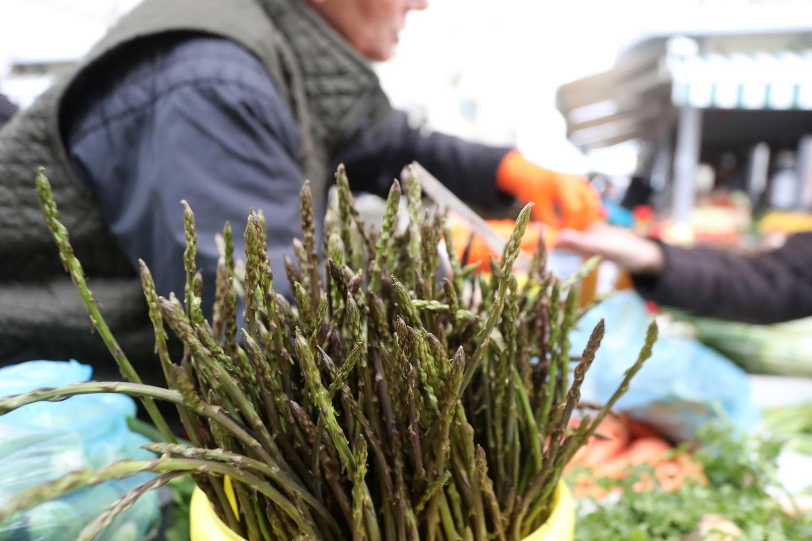 Rijeka: Počela je prodaja šparoga na tržnici, cijena ide do 4o eura Rijeka: Počela je prodaja šparoga na tržnici, cijena ide do 4o eura