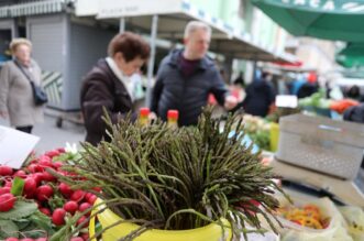 Rijeka: Počela je prodaja šparoga na tržnici, cijena ide do 4o eura