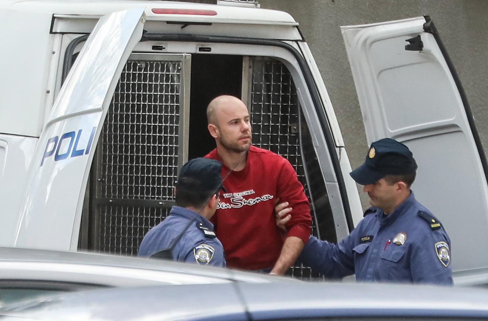 Zagreb: Policija preprećuje Jurja Mesića u prostorije Državnog odvjetništva Zagreb: Policija preprećuje Jurja Mesića u prostorije Državnog odvjetništva