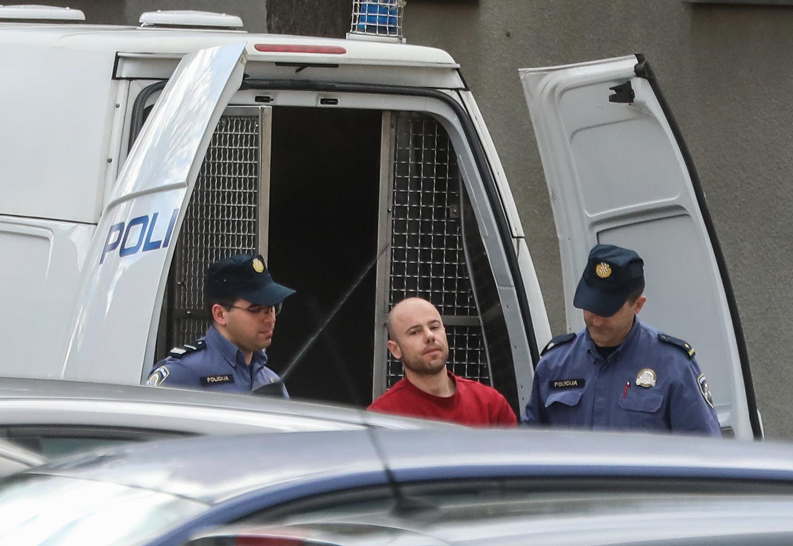 Zagreb: Policija preprećuje Jurja Mesića u prostorije Državnog odvjetništva Zagreb: Policija preprećuje Jurja Mesića u prostorije Državnog odvjetništva