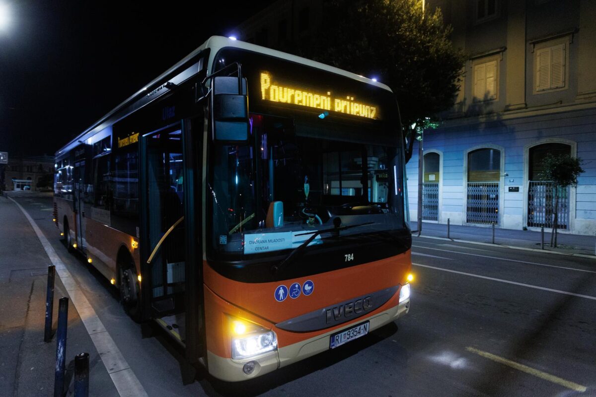 Rijeka: Bus prevozi građane u prihvatni centar u dvoranu Mladost