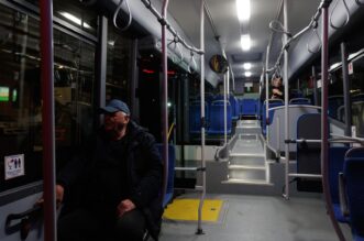 Rijeka: Bus prevozi građane u prihvatni centar u dvoranu Mladost