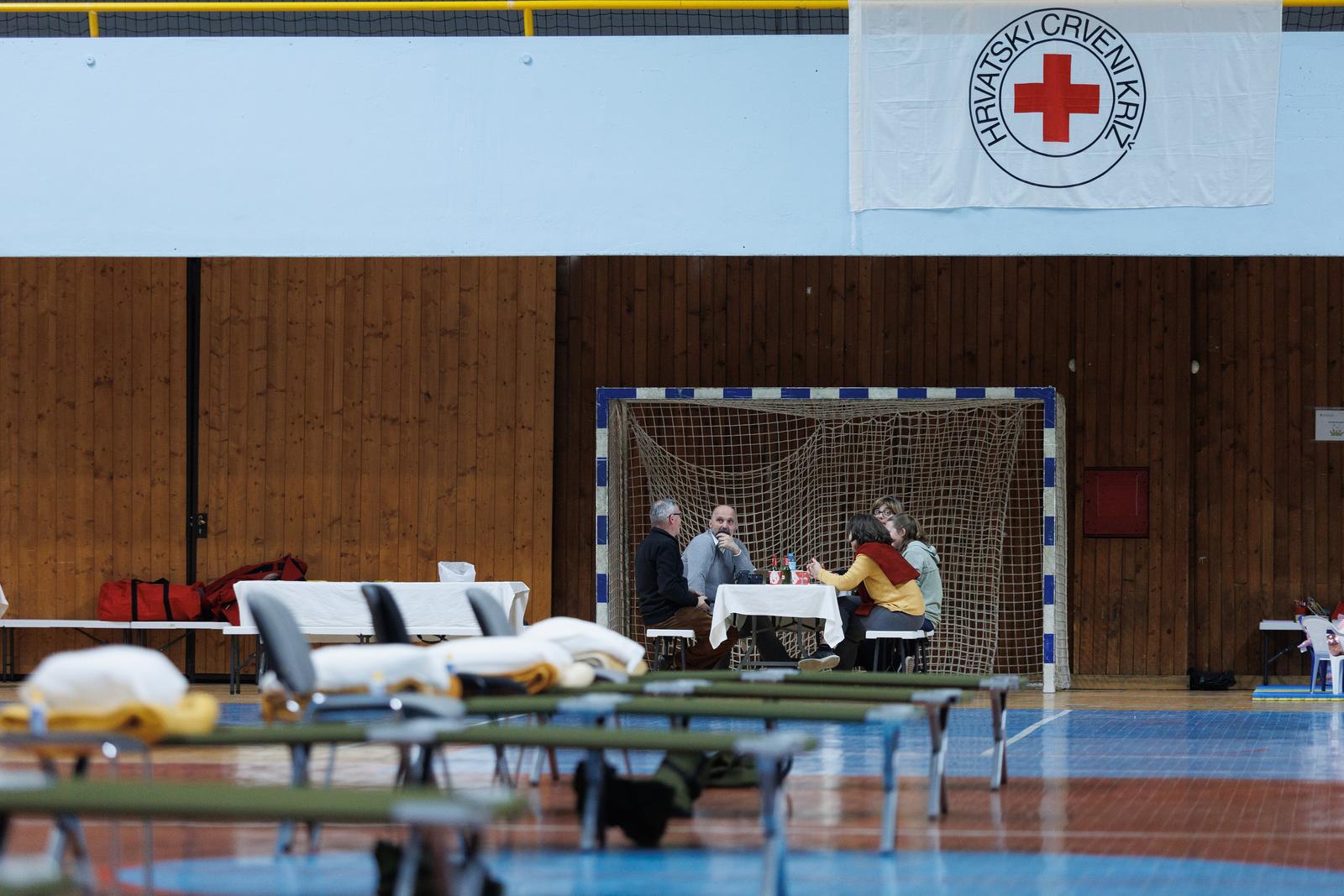 Stanari u blizini Luke Rijeka smješteni su u dvoranu Mladost