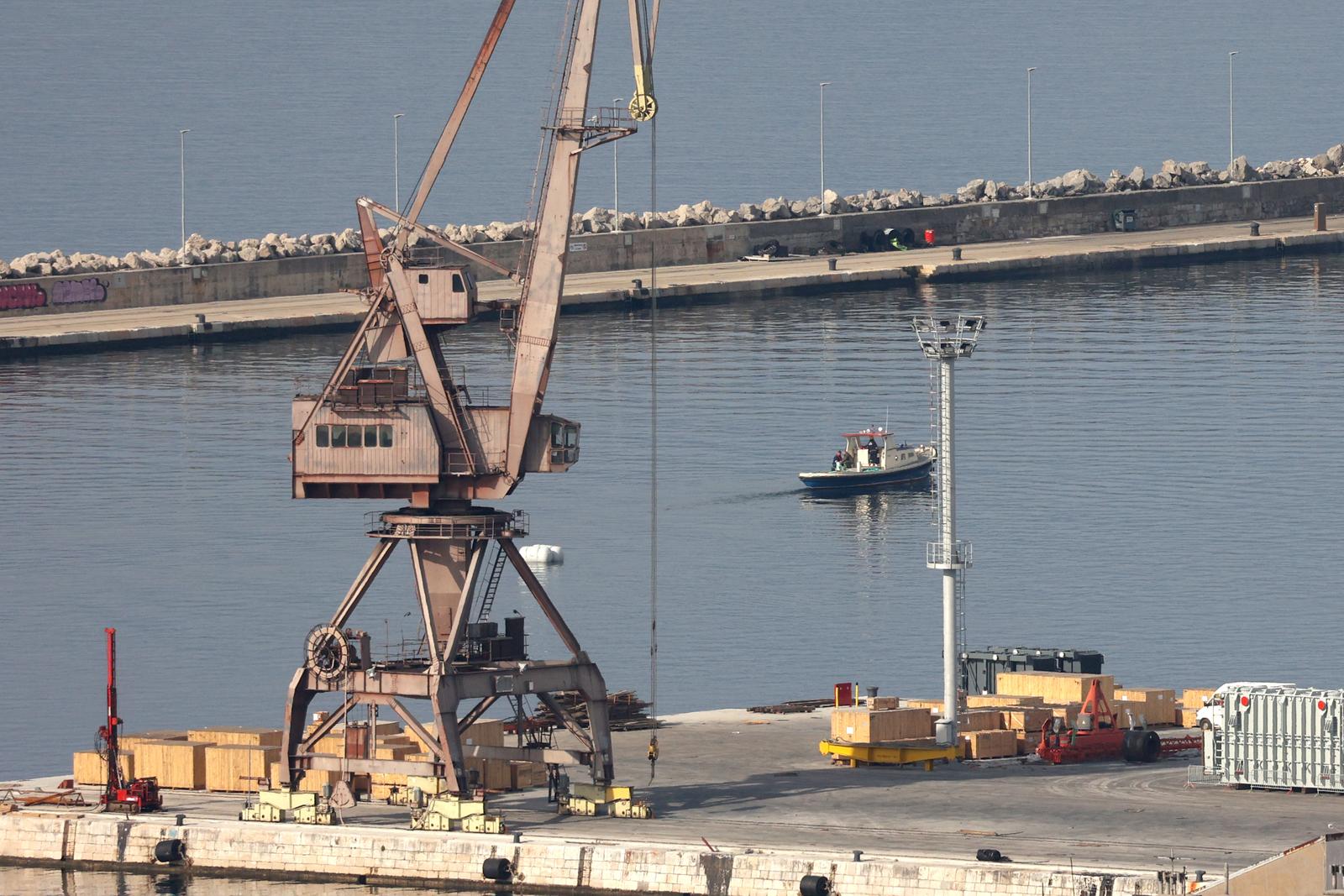 Rijeka: Počela operacija vađenja mine iz podmorja luke
