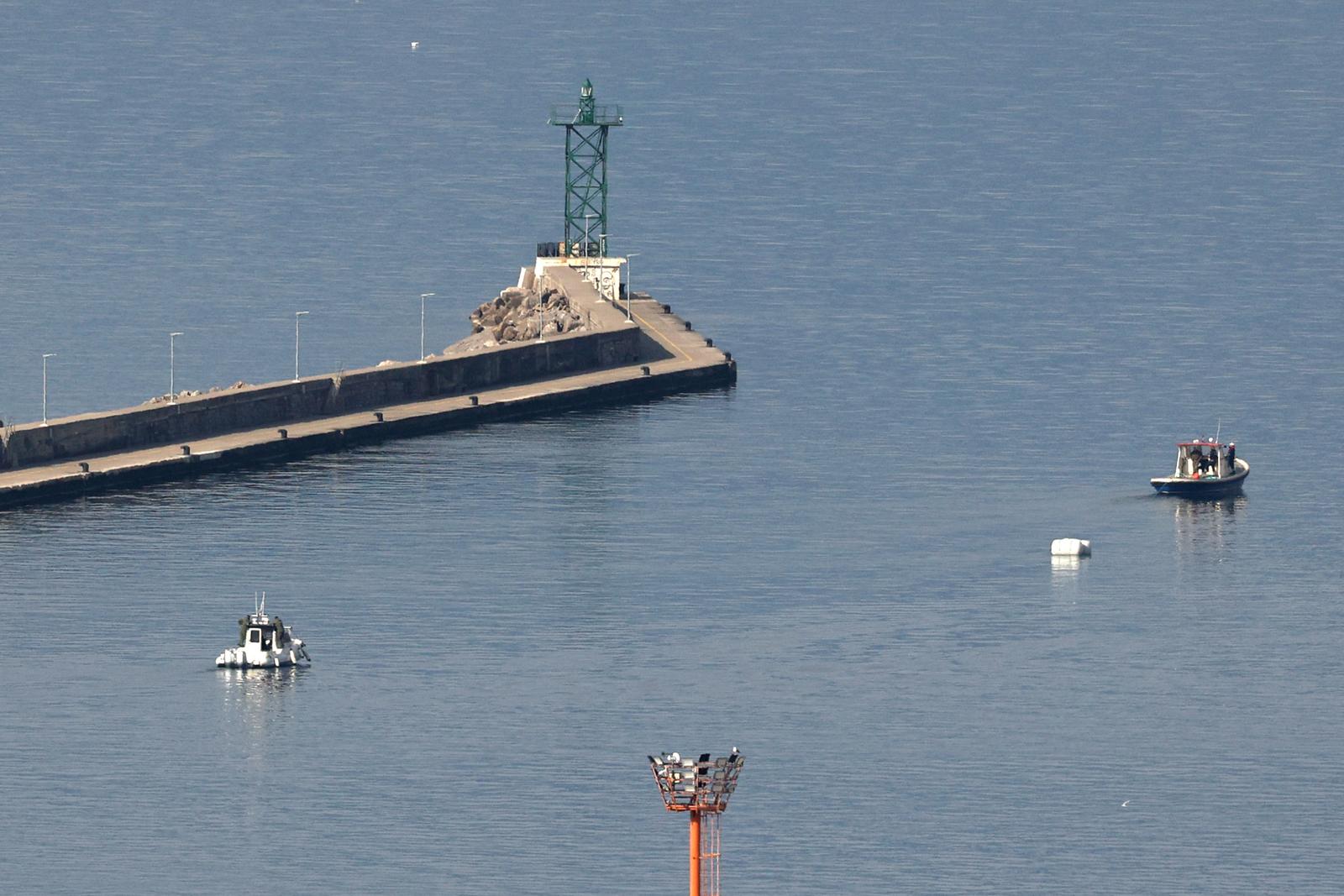 Rijeka: Počela operacija vađenja mine iz podmorja luke