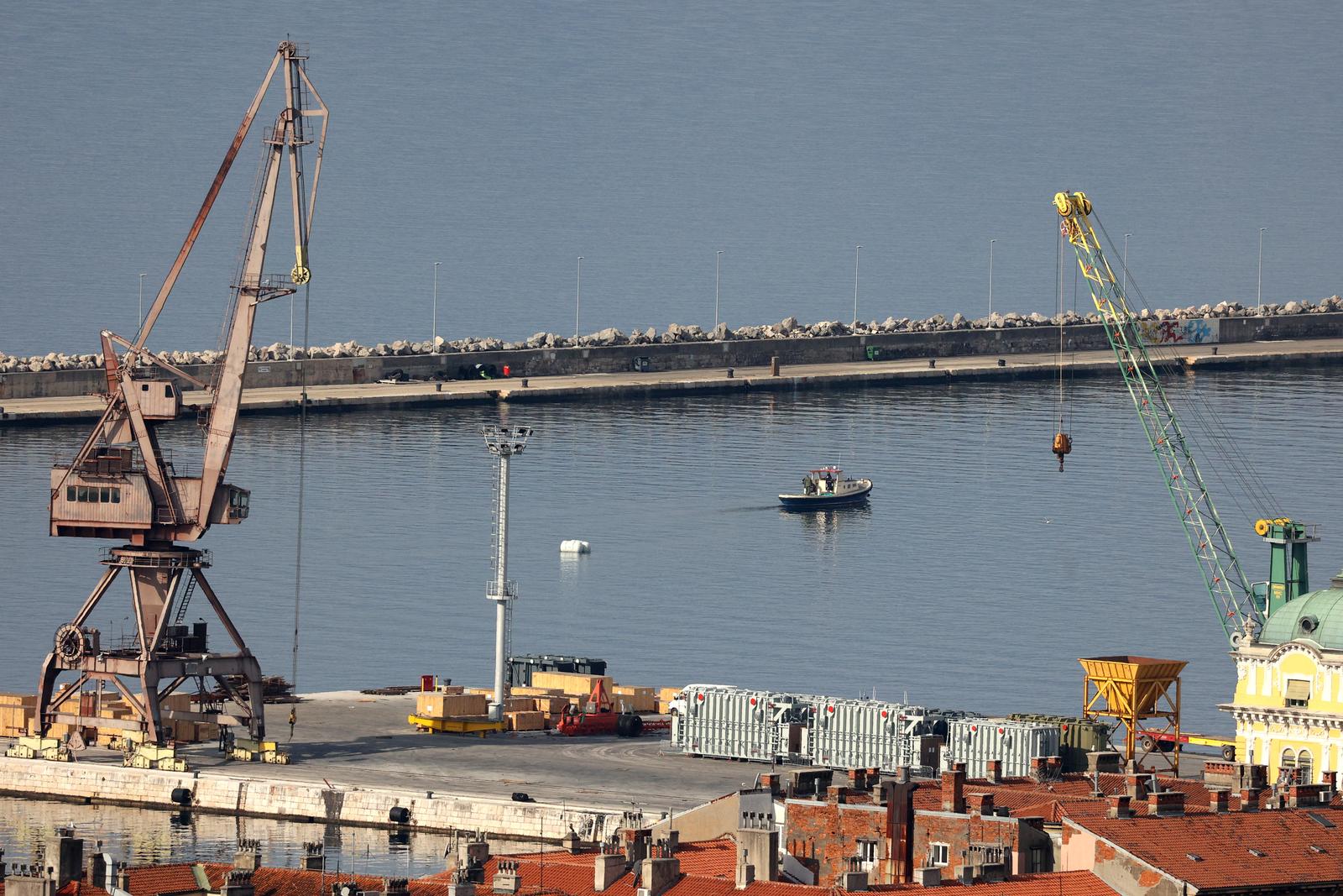 Rijeka: Počela operacija vađenja mine iz podmorja luke