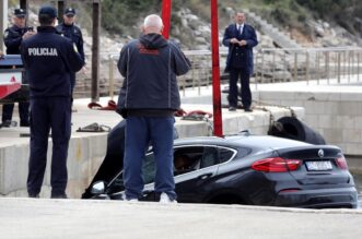 Iz mora izvučen automobil nakon tragedije u trajektnoj luci Prapratno