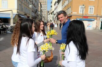 Rijeka: Na Korzu obilježen Dan narcisa posvećen oboljelima od raka dojke