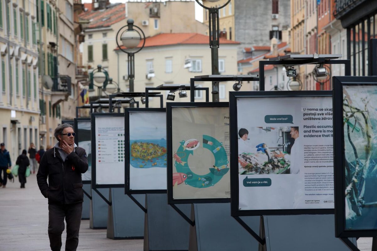 Rijeka: Na Korzu postavljena izložba “Volim grad kojim ne teče smeće”