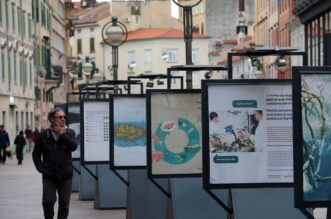 Rijeka: Na Korzu postavljena izložba “Volim grad kojim ne teče smeće”