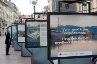 Rijeka: Na Korzu postavljena izložba “Volim grad kojim ne teče smeće”