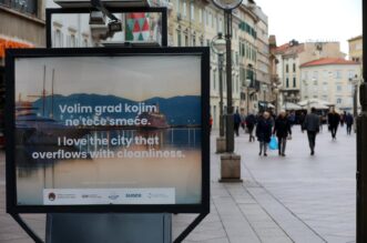 Rijeka: Na Korzu postavljena izložba “Volim grad kojim ne teče smeće”