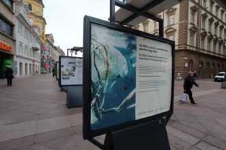 Rijeka: Na Korzu postavljena izložba “Volim grad kojim ne teče smeće”